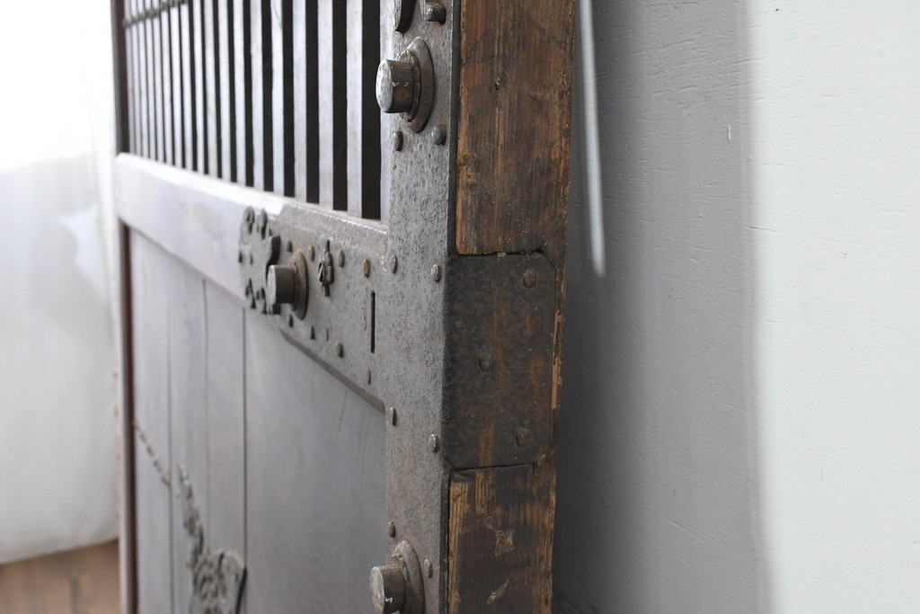 アンティーク建具　明治から大正期　岩手産　存在感ある飾り金具がかっこいい格子蔵戸1枚　(R-086486)