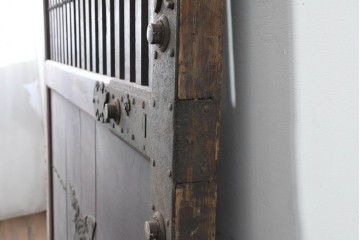 アンティーク建具　明治から大正期　岩手産　存在感ある飾り金具がかっこいい格子蔵戸1枚　(R-086486)
