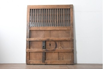 アンティーク建具　明治から大正期　岩手産　存在感ある飾り金具がかっこいい格子蔵戸1枚　(R-086486)