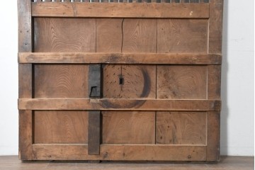 アンティーク建具　明治から大正期　岩手産　存在感ある飾り金具がかっこいい格子蔵戸1枚　(R-086486)