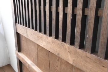 アンティーク建具　明治から大正期　岩手産　存在感ある飾り金具がかっこいい格子蔵戸1枚　(R-086486)