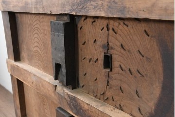 アンティーク建具　明治から大正期　岩手産　存在感ある飾り金具がかっこいい格子蔵戸1枚　(R-086486)