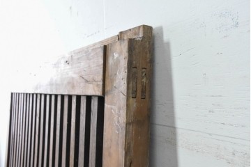 アンティーク建具　明治から大正期　岩手産　存在感ある飾り金具がかっこいい格子蔵戸1枚　(R-086486)