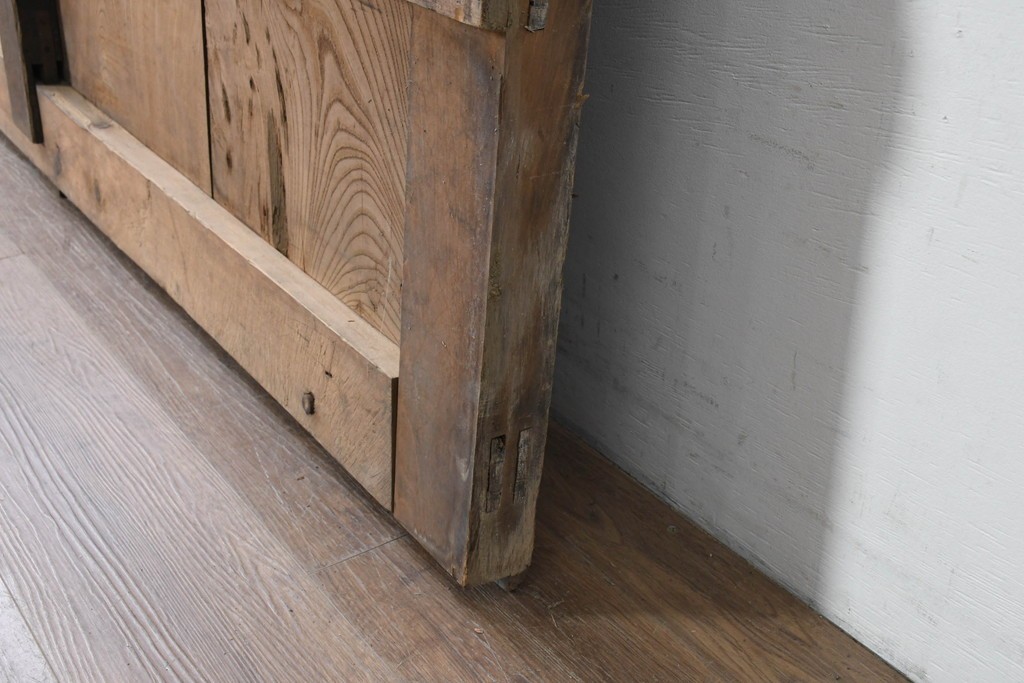 アンティーク建具　明治から大正期　岩手産　存在感ある飾り金具がかっこいい格子蔵戸1枚　(R-086486)