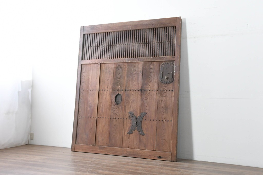 アンティーク建具　明治から大正期　欅(ケヤキ)材　格子付きの重厚な蔵戸1枚　(R-086487)