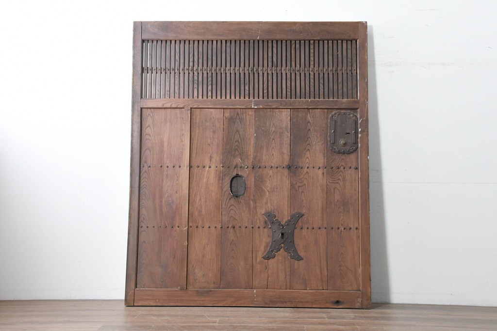 アンティーク建具　明治から大正期　欅(ケヤキ)材　格子付きの重厚な蔵戸1枚　(R-086487)