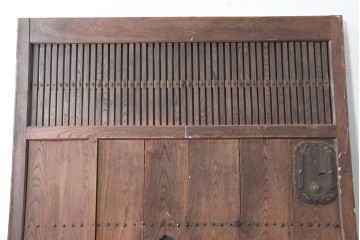 アンティーク建具　明治から大正期　欅(ケヤキ)材　格子付きの重厚な蔵戸1枚　(R-086487)