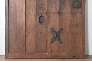 アンティーク建具　明治から大正期　欅(ケヤキ)材　格子付きの重厚な蔵戸1枚　(R-086487)