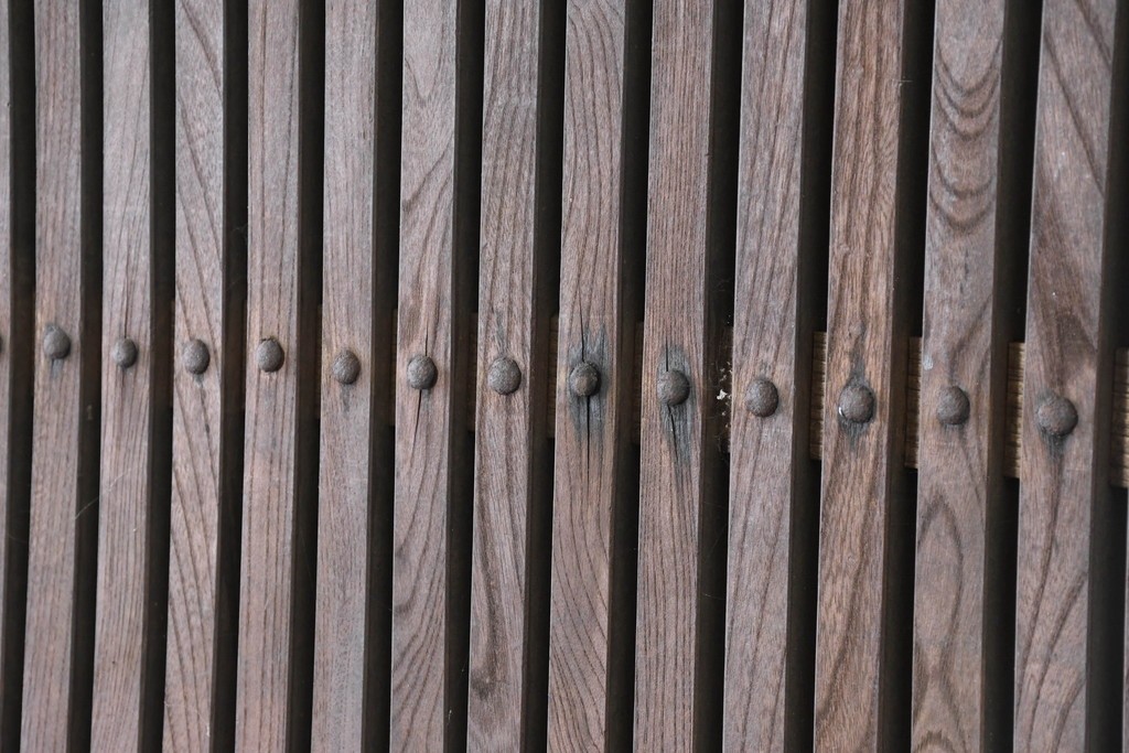 アンティーク建具　明治から大正期　欅(ケヤキ)材　格子付きの重厚な蔵戸1枚　(R-086487)