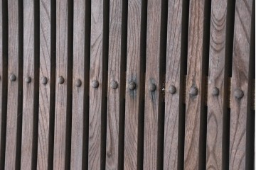 アンティーク建具　明治から大正期　欅(ケヤキ)材　格子付きの重厚な蔵戸1枚　(R-086487)