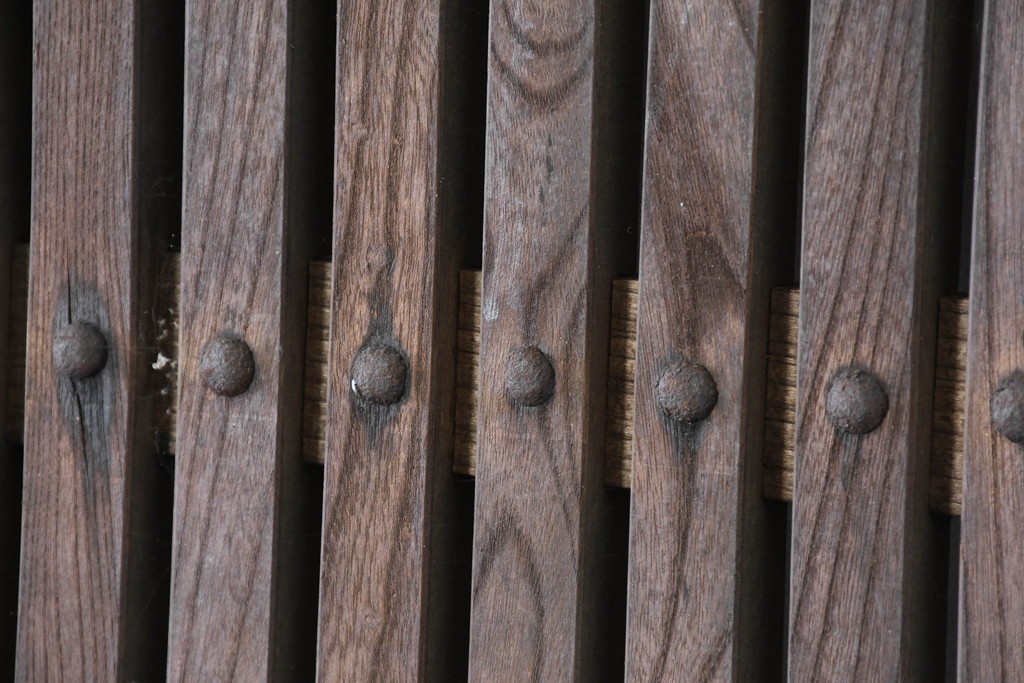 アンティーク建具　明治から大正期　欅(ケヤキ)材　格子付きの重厚な蔵戸1枚　(R-086487)