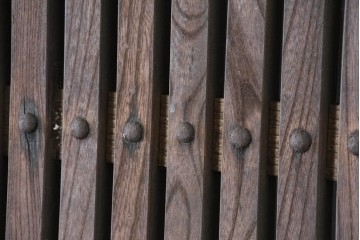アンティーク建具　明治から大正期　欅(ケヤキ)材　格子付きの重厚な蔵戸1枚　(R-086487)