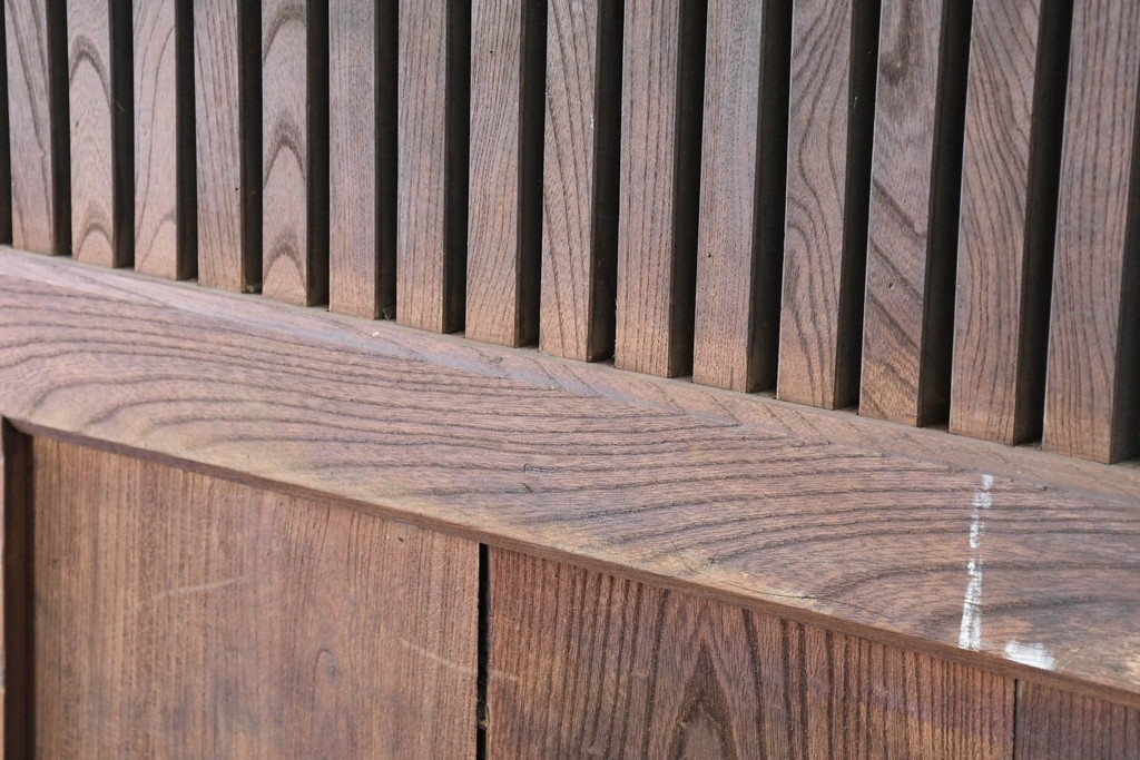 アンティーク建具　明治から大正期　欅(ケヤキ)材　格子付きの重厚な蔵戸1枚　(R-086487)