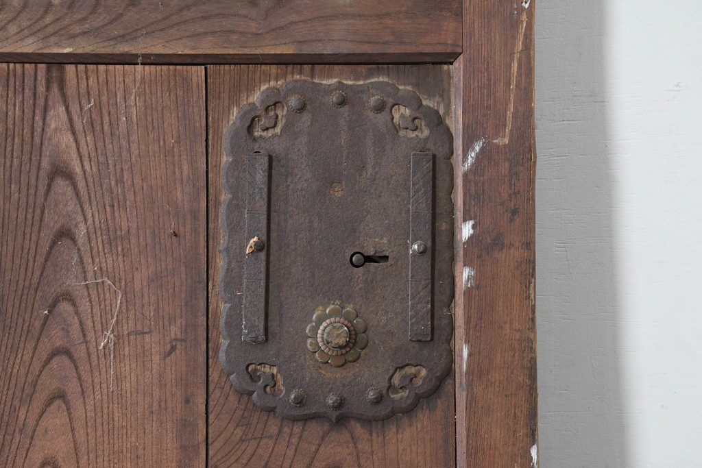 アンティーク建具　明治から大正期　欅(ケヤキ)材　格子付きの重厚な蔵戸1枚　(R-086487)