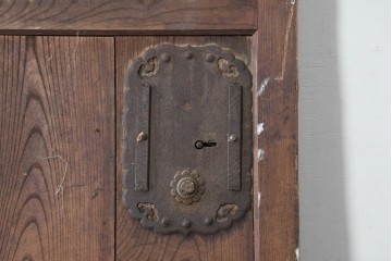 アンティーク建具　明治から大正期　欅(ケヤキ)材　格子付きの重厚な蔵戸1枚　(R-086487)
