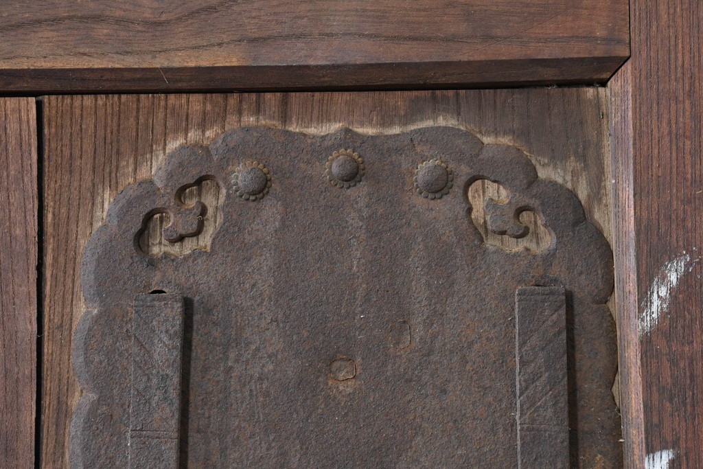 アンティーク建具　明治から大正期　欅(ケヤキ)材　格子付きの重厚な蔵戸1枚　(R-086487)