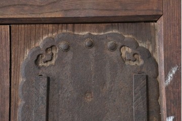 アンティーク建具　明治から大正期　欅(ケヤキ)材　格子付きの重厚な蔵戸1枚　(R-086487)