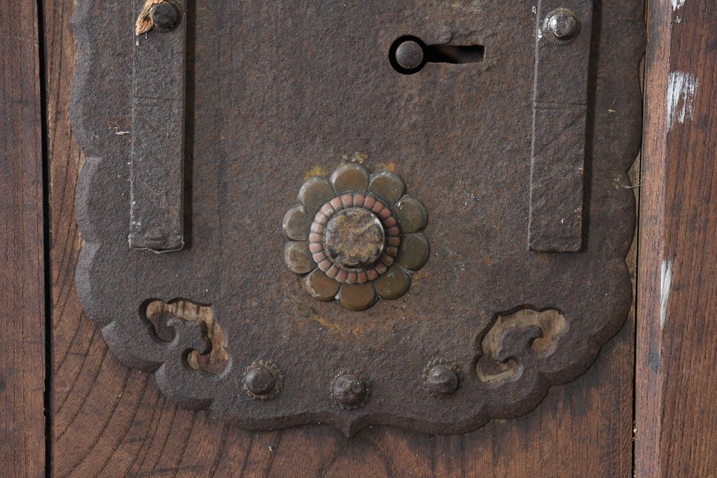 アンティーク建具　明治から大正期　欅(ケヤキ)材　格子付きの重厚な蔵戸1枚　(R-086487)