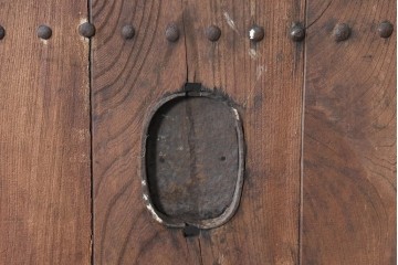 アンティーク建具　明治から大正期　欅(ケヤキ)材　格子付きの重厚な蔵戸1枚　(R-086487)