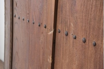 アンティーク建具　明治から大正期　欅(ケヤキ)材　格子付きの重厚な蔵戸1枚　(R-086487)