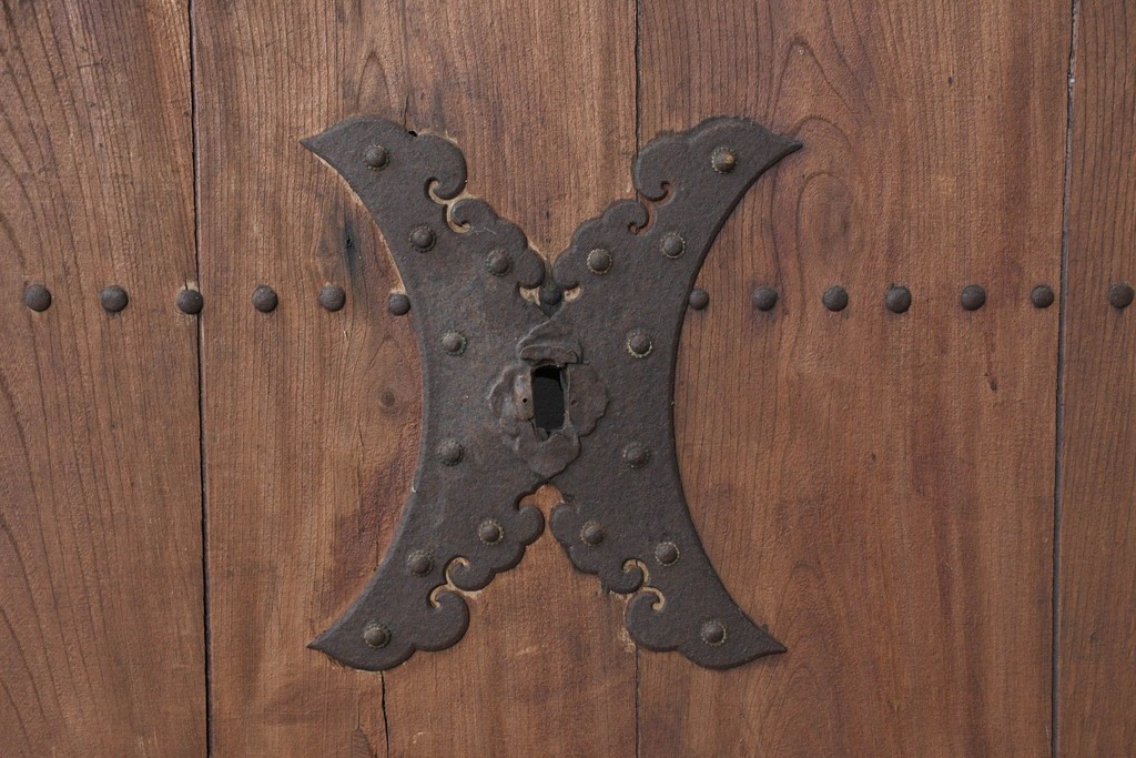 アンティーク建具　明治から大正期　欅(ケヤキ)材　格子付きの重厚な蔵戸1枚　(R-086487)