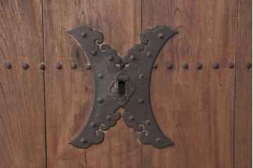 アンティーク建具　明治から大正期　欅(ケヤキ)材　格子付きの重厚な蔵戸1枚　(R-086487)