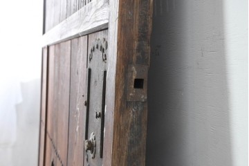 アンティーク建具　明治から大正期　欅(ケヤキ)材　格子付きの重厚な蔵戸1枚　(R-086487)