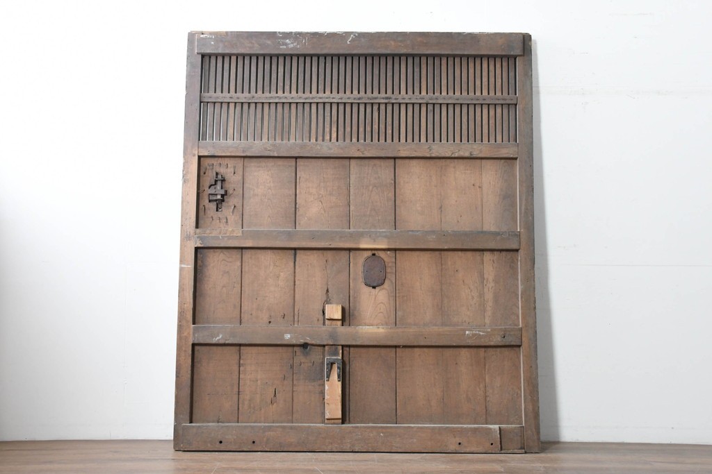 アンティーク建具　明治から大正期　欅(ケヤキ)材　格子付きの重厚な蔵戸1枚　(R-086487)