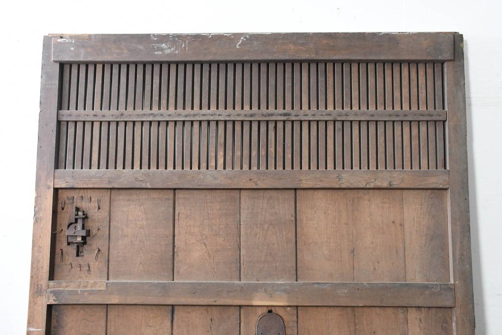 アンティーク建具　明治から大正期　欅(ケヤキ)材　格子付きの重厚な蔵戸1枚　(R-086487)