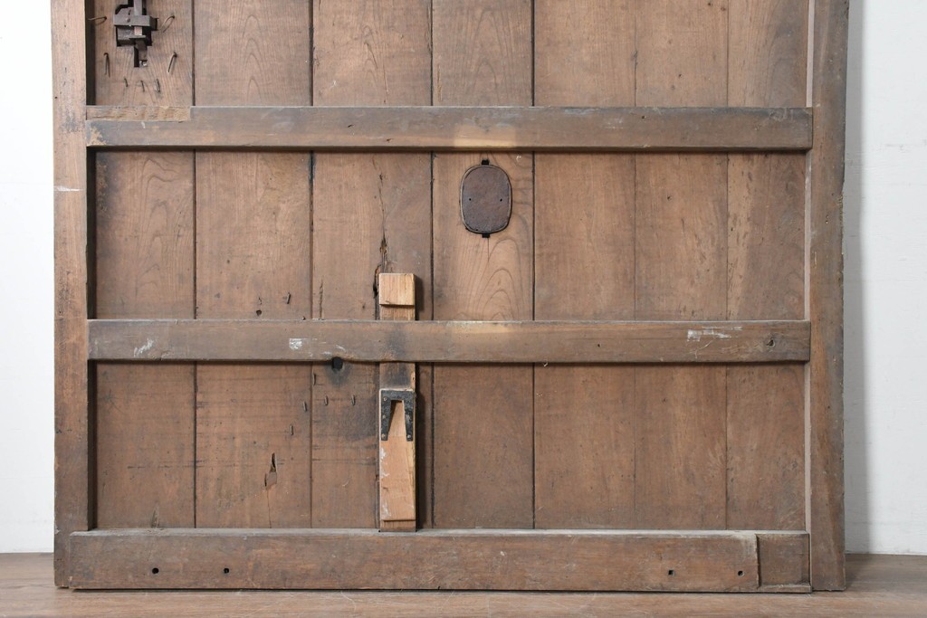 アンティーク建具　明治から大正期　欅(ケヤキ)材　格子付きの重厚な蔵戸1枚　(R-086487)