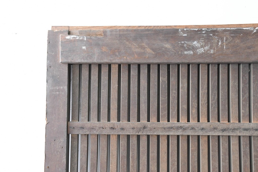 アンティーク建具　明治から大正期　欅(ケヤキ)材　格子付きの重厚な蔵戸1枚　(R-086487)