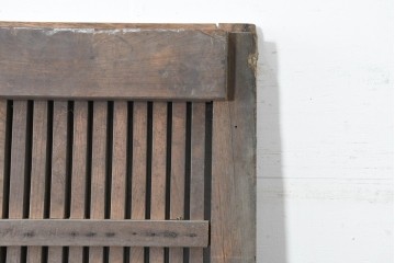 アンティーク建具　明治から大正期　欅(ケヤキ)材　格子付きの重厚な蔵戸1枚　(R-086487)