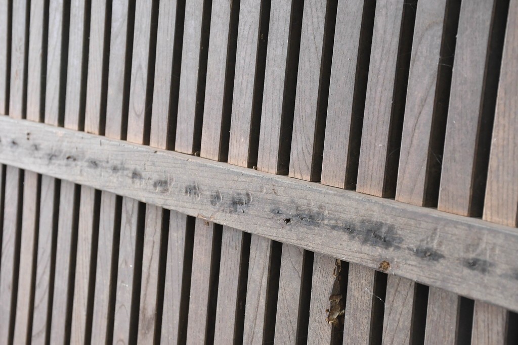 アンティーク建具　明治から大正期　欅(ケヤキ)材　格子付きの重厚な蔵戸1枚　(R-086487)