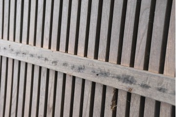 アンティーク建具　明治から大正期　欅(ケヤキ)材　格子付きの重厚な蔵戸1枚　(R-086487)