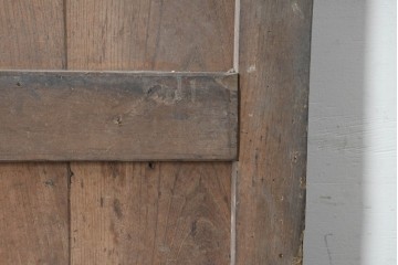 アンティーク建具　明治から大正期　欅(ケヤキ)材　格子付きの重厚な蔵戸1枚　(R-086487)