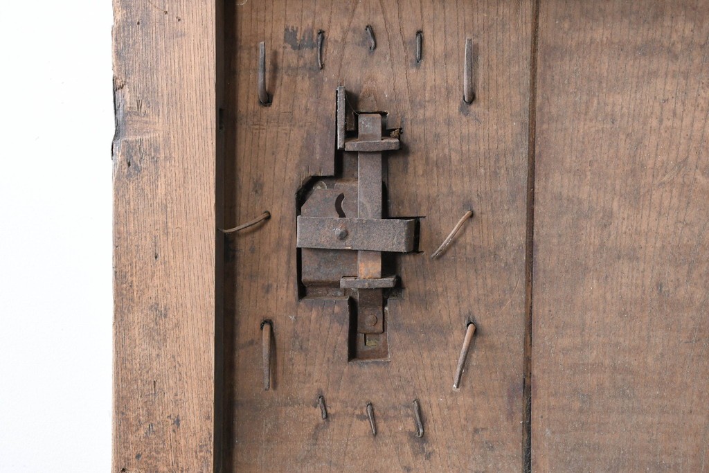 アンティーク建具　明治から大正期　欅(ケヤキ)材　格子付きの重厚な蔵戸1枚　(R-086487)