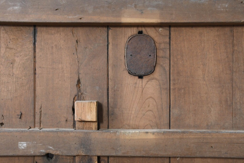 アンティーク建具　明治から大正期　欅(ケヤキ)材　格子付きの重厚な蔵戸1枚　(R-086487)