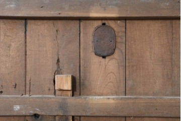 アンティーク建具　明治から大正期　欅(ケヤキ)材　格子付きの重厚な蔵戸1枚　(R-086487)