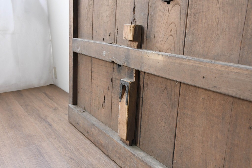 アンティーク建具　明治から大正期　欅(ケヤキ)材　格子付きの重厚な蔵戸1枚　(R-086487)