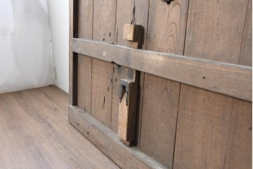 アンティーク建具　明治から大正期　欅(ケヤキ)材　格子付きの重厚な蔵戸1枚　(R-086487)
