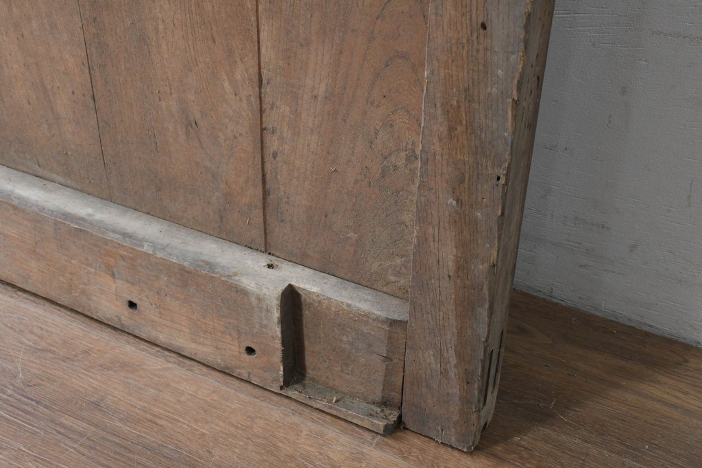 アンティーク建具　明治から大正期　欅(ケヤキ)材　格子付きの重厚な蔵戸1枚　(R-086487)