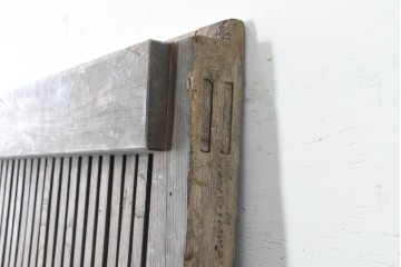 アンティーク建具　明治から大正期　欅(ケヤキ)材　格子付きの重厚な蔵戸1枚　(R-086487)