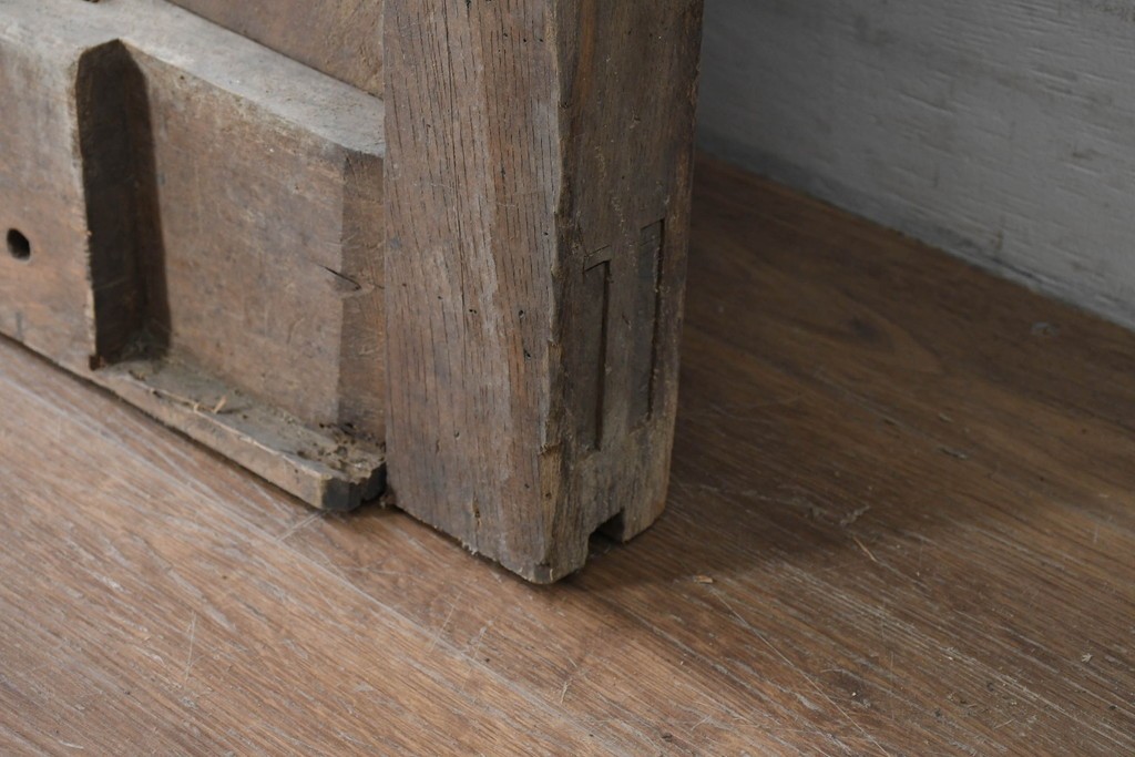 アンティーク建具　明治から大正期　欅(ケヤキ)材　格子付きの重厚な蔵戸1枚　(R-086487)