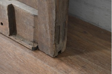 アンティーク建具　明治から大正期　欅(ケヤキ)材　格子付きの重厚な蔵戸1枚　(R-086487)