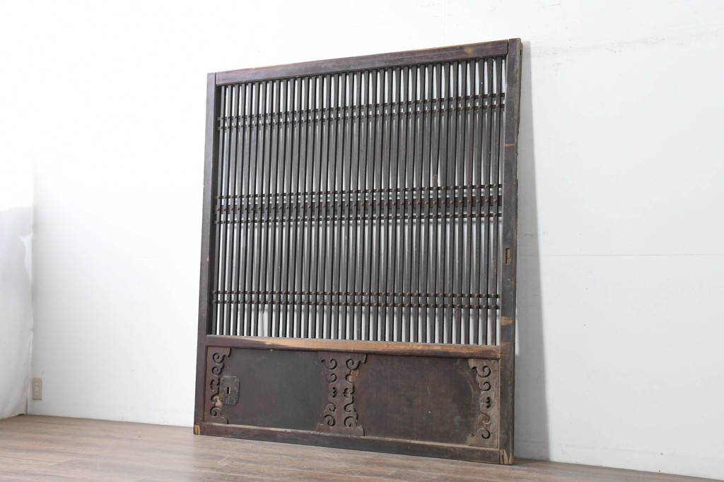 アンティーク建具　明治から大正期　鋲打ちの格子と腰板の意匠が目を引く格子蔵戸1枚　(R-086488)