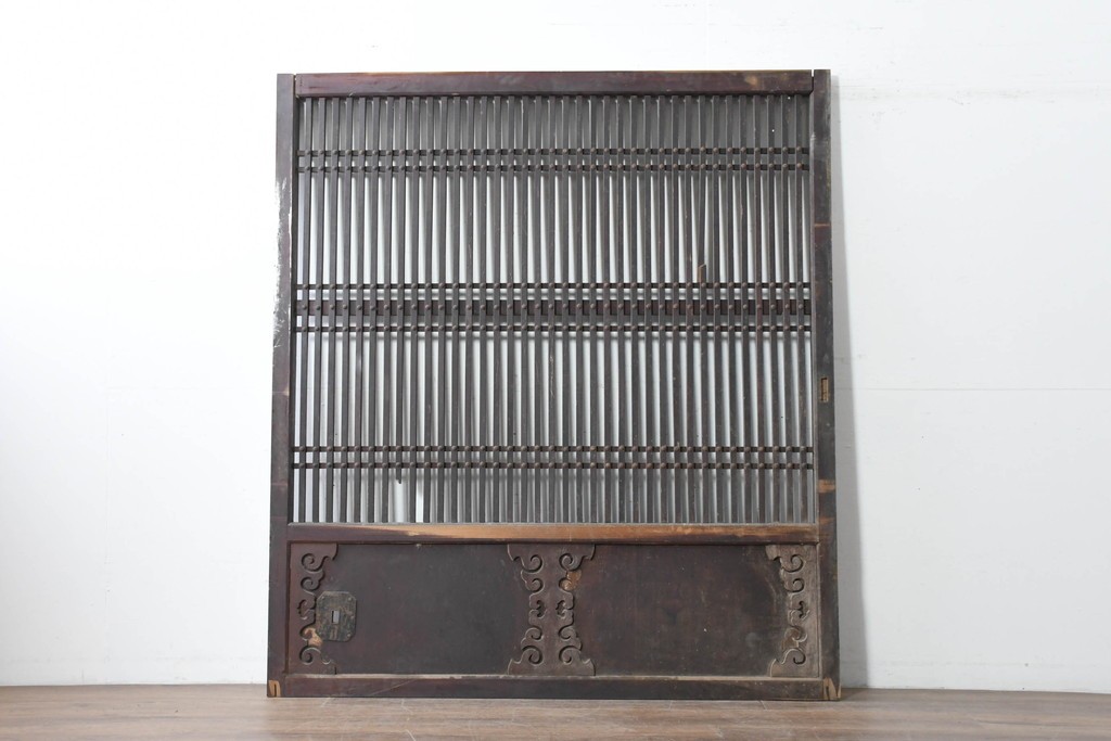 アンティーク建具　明治から大正期　鋲打ちの格子と腰板の意匠が目を引く格子蔵戸1枚　(R-086488)