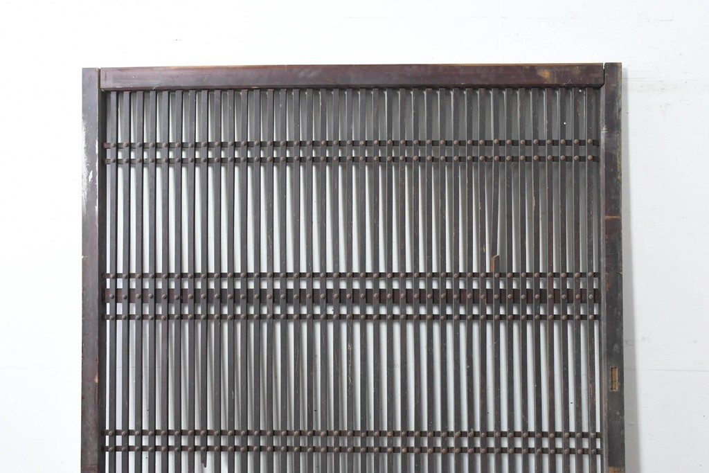 アンティーク建具　明治から大正期　鋲打ちの格子と腰板の意匠が目を引く格子蔵戸1枚　(R-086488)