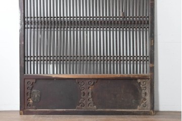 アンティーク建具　明治から大正期　鋲打ちの格子と腰板の意匠が目を引く格子蔵戸1枚　(R-086488)