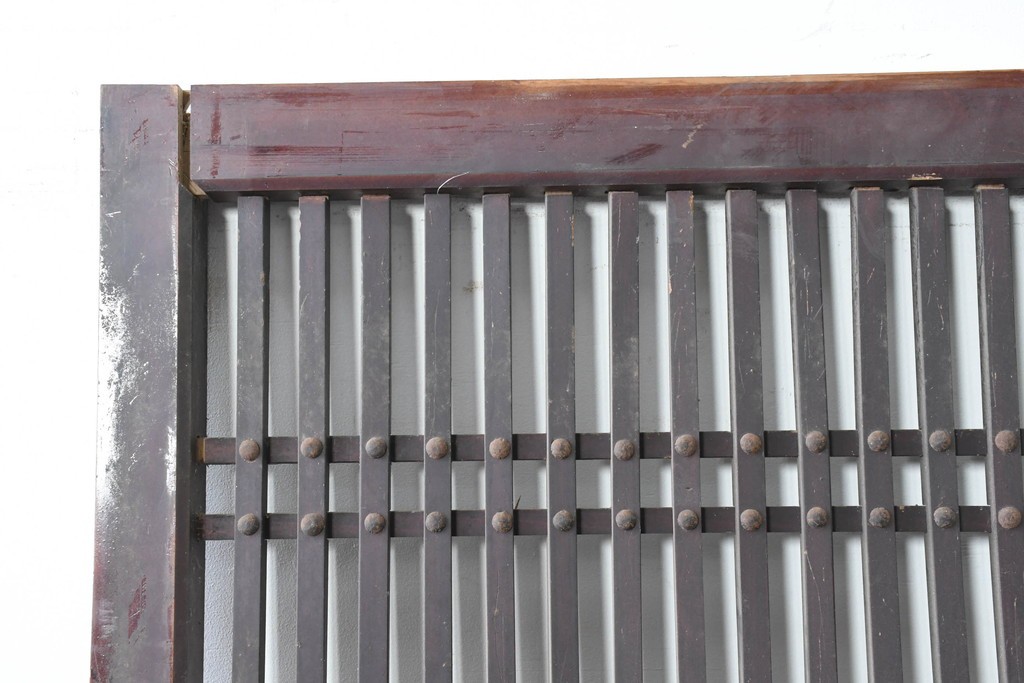 アンティーク建具　明治から大正期　鋲打ちの格子と腰板の意匠が目を引く格子蔵戸1枚　(R-086488)