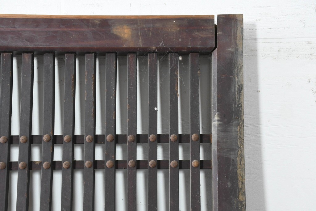 アンティーク建具　明治から大正期　鋲打ちの格子と腰板の意匠が目を引く格子蔵戸1枚　(R-086488)